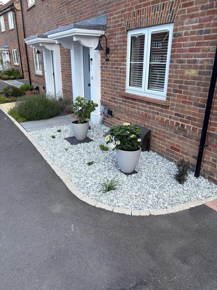 Finished front garden with silver gravel bed